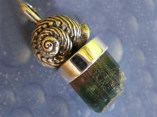 Knotenknopf Schnecke Turmalinkristall bicolor Anhänger
