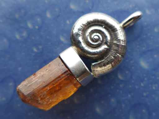 Indonesische Landschnecke flach Edeltopaskristall Anhänger