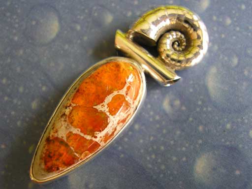 Posthornschnecke m mit Feueropal Anhänger Design