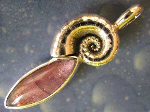 Posthorn Schnecke mit Amethyst Anhänger Design