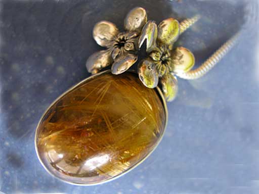 Jasmin Blüten mit Rutilquarz Anhänger Design