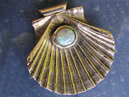 Pilgermuschel flach mit Opal Anhänger Design