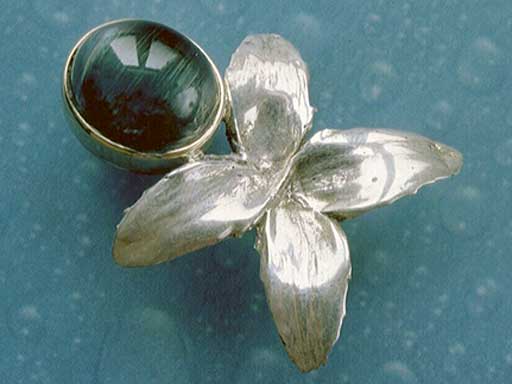 Buchecker mit Turmalinkatzenauge Anhänger