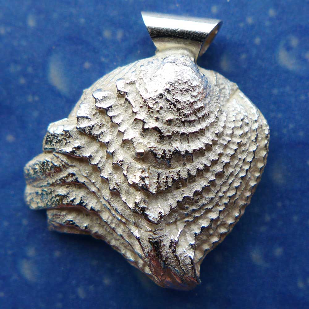 Geschuppte Muschel Anhänger