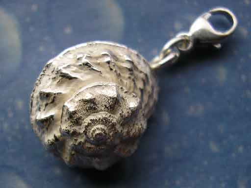 Für das Armband ein Schneckenhaus in Silber