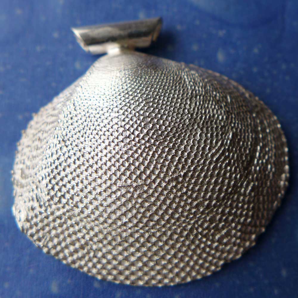 Inselschmuck Tellmuschel Anhänger Raspel