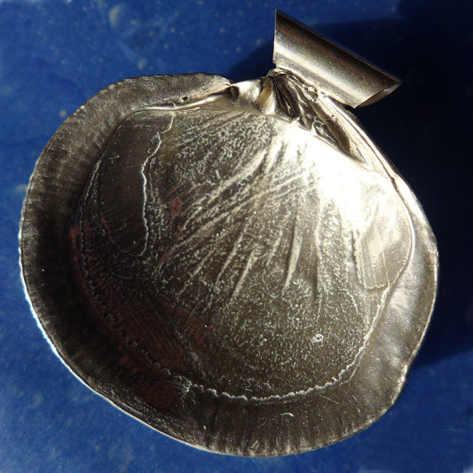 Rundherum perfekte Muschel in Silber als Kettenanhänger