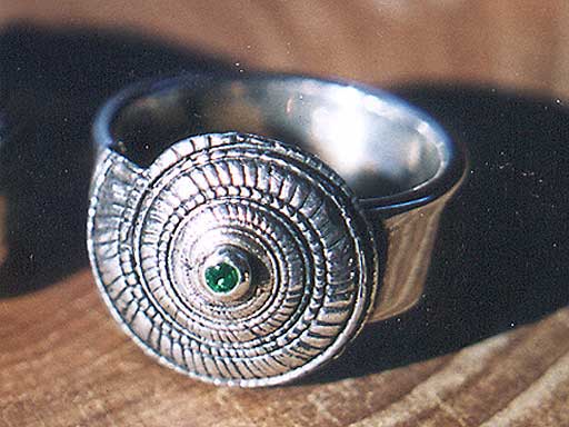 Sonnenuhrschnecke mit Turmalin Ring Muschelschmuck