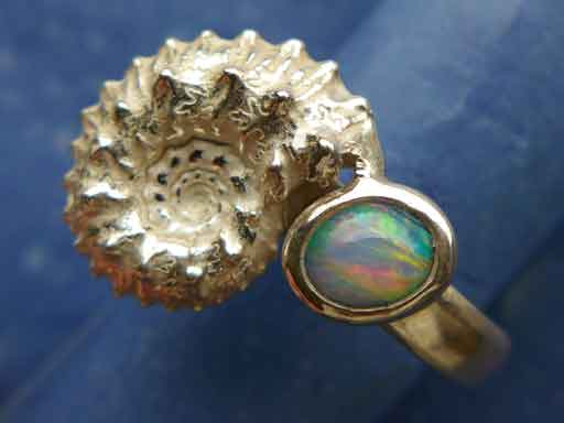 Ammonit mit Opal Ring