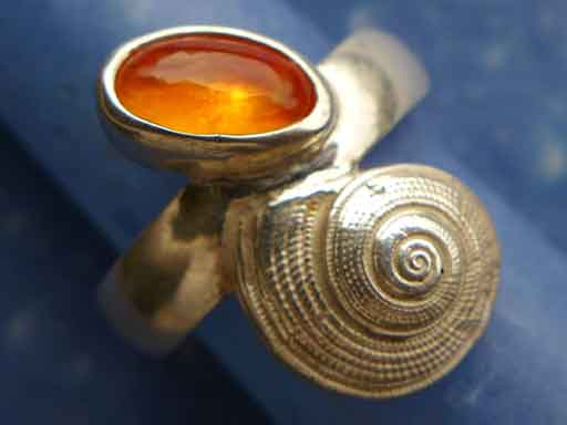 Strohsonnenuhr Schnecke Feueropal Ring