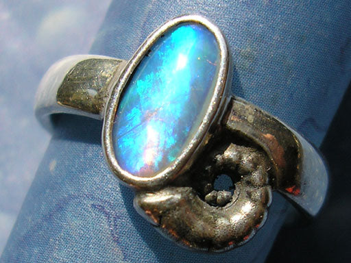 Posthörnchen mit Opal Ring