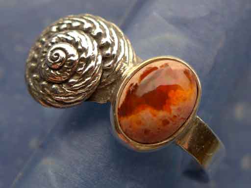 Knotenknopf Schnecke mit Feueropal Ring
