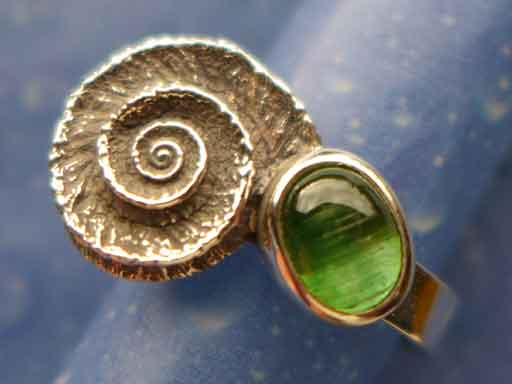 Noble Sonnenuhrschnecke Turmalinkatzenauge grün Ring