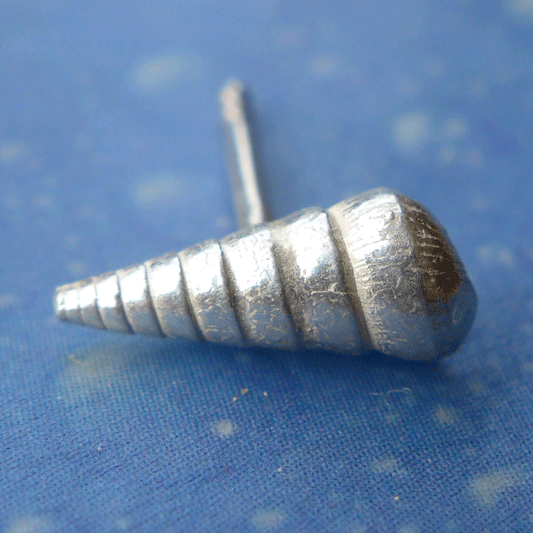 Schmuck von der See Beilpyramide Ohrstecker