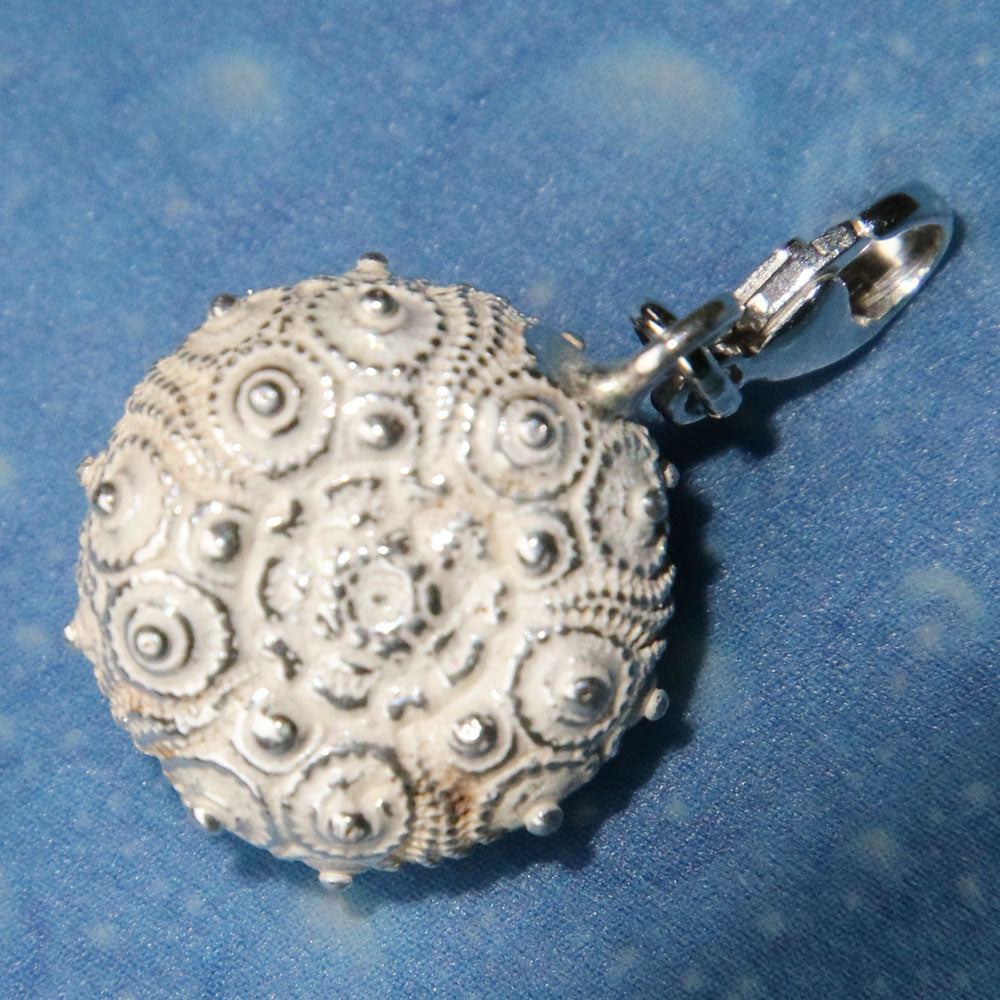 Handgearbeiteter Seeigel Anhänger als Charm Anhänger