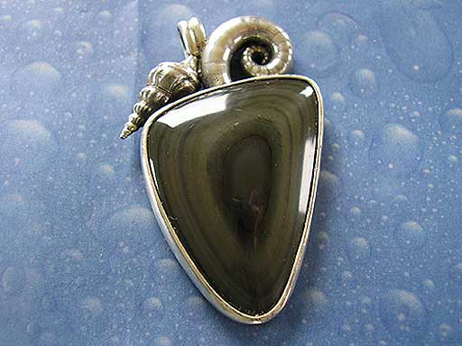 Regenbogenobsidian mit Posthorn Schnecke Anhänger