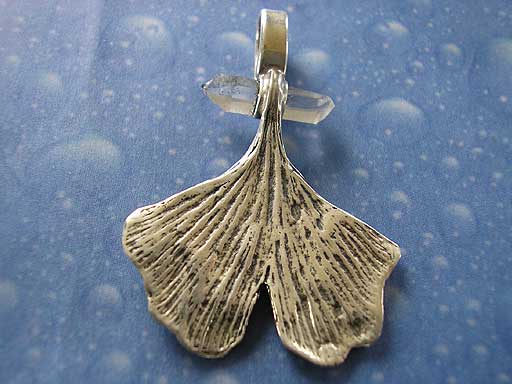 Ginkgo Blatt mit Bergkristall Anhänger Design