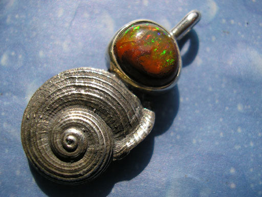 Runde Sonnenuhrschnecke mit Feueropal Anhänger
