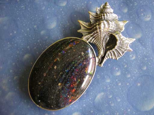 Ahornblatt mit schwarzem Opal Anhänger Design