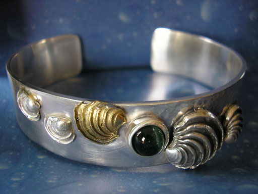 Stufige Venusmuschel in Gold und Silber Armreif