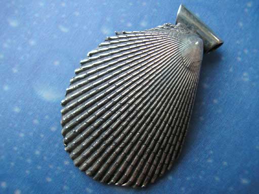 Muschelschmuck Anhänger Feile  geschwärzt