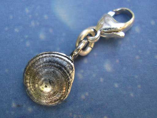 Sonnenuhrschnecke xxs Charms mit Karabiner