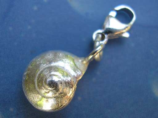 Knopfschnecke medium Charms mit Karabiner
