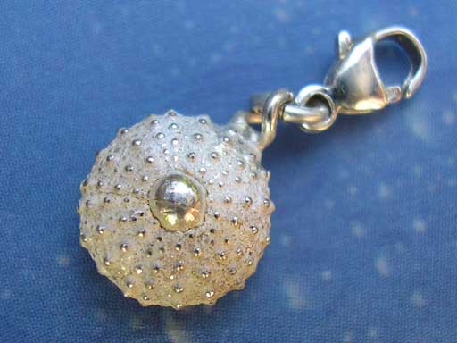 Seeigel small Charms mit Karabiner