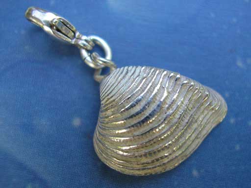 Täuschende Dickmuschel Charms mit Karabiner