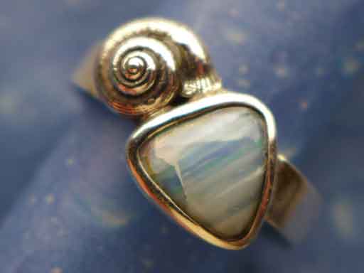 Knopfschnecke längsgestreift mit Opal Ring