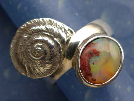 Scharfkantige Sonnenuhrschnecke Feueropal Ring