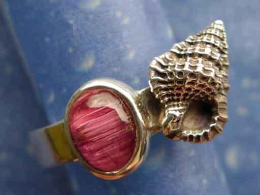 Tritonshorn mit rosa Turmalinkatzenauge Ring