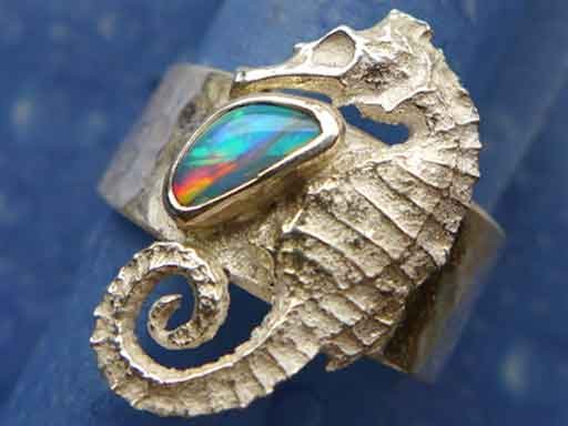 Seepferdchen mit Opal gehämmerter Ring