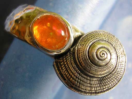 Strohsonnenuhrschnecke mit Feueropal Ring