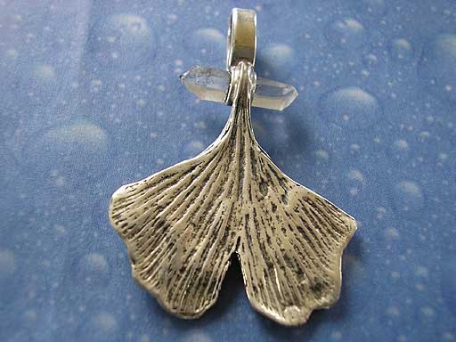 Ginkgo Blatt mit Bergkristall Anhänger Design